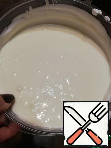 And now gently, little by little, add the custard to the cream, each time stirring well with a mixer. It turns out a very delicious creamy cream, which when solidified will become a tender souffle.