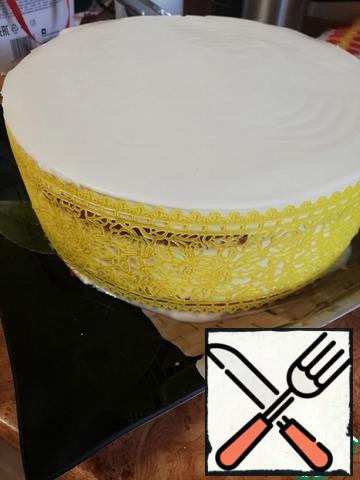 After hardening, gently release the cake from the ring, for this purpose it is necessary to walk a little on the walls with a hot Hairdryer and everything will safely depart without damage!!! Decorate on their own.
I decorated the sides with sugar lace.