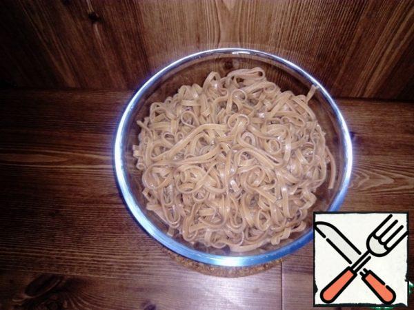 Boil soba noodles in salted water (3-4 min.)