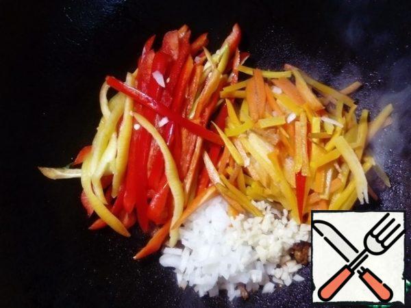When the meat is fried, add carrots, bell peppers, onions, garlic to the vegetables and fry until al dente. Add salt to taste.
