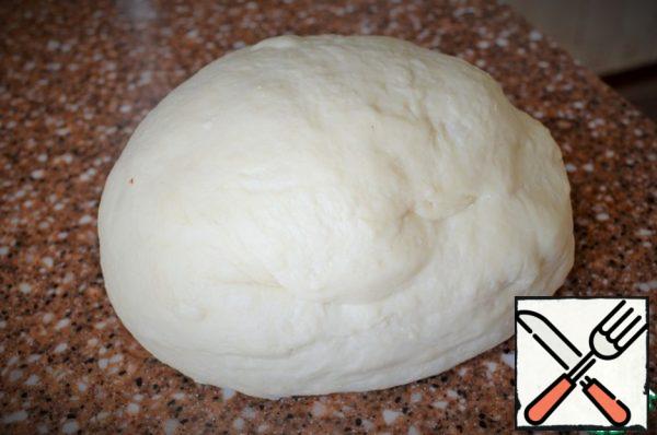 Pour vegetable oil and stir it into the dough,
to an elastic, soft state.
In the combine-5 minutes, manually-12-15 minutes.
Put in a bowl, greased with vegetable oil,
cover and put in a warm place for 1 hour, for cultivation.