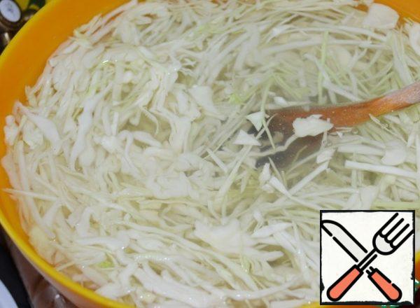 completion :
Chop the cabbage, pour boiling water for 5 minutes.
This will remove the bitterness inherent in autumn varieties of cabbage and make it softer.
Then flip it into a colander.
