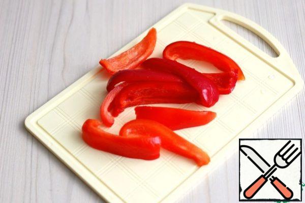 Peel the bell pepper (2 pcs.), remove the seeds, cut into strips.
