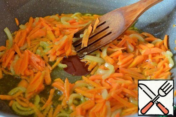 Fry onion feathers and carrot strips in vegetable oil.
