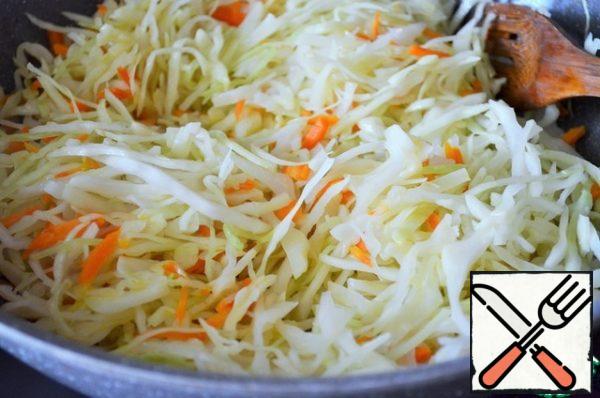 Put the cabbage, close the lid, simmer over medium heat, 10-12 minutes.