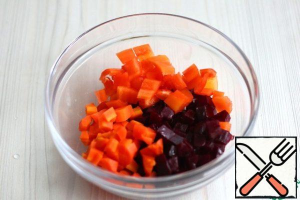 Carrots (1 PC.) boil, cut into cubes, bell pepper (1 PC.) clean, remove the seeds, cut into cubes.