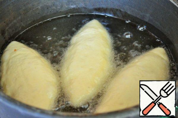 The oil began to boil, gently lay the workpiece.
Fry for 3-5 minutes on medium heat.