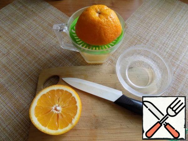 For kneading the dough, I need orange juice and I will squeeze it out of the orange, using a simple device. You can squeeze and hands. We need 50 ml of juice.