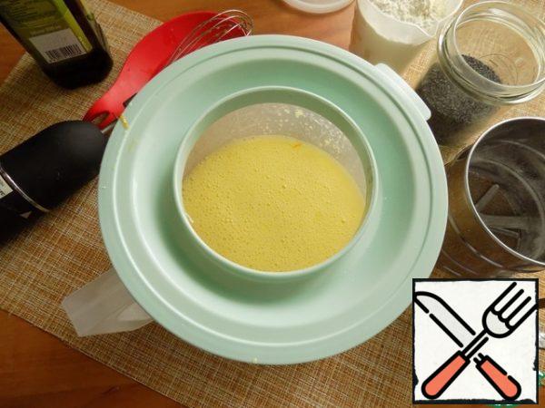 Pour the orange juice into a bowl, where we will knead the dough. Add the butter, sugar and whisk into a smooth mixture.