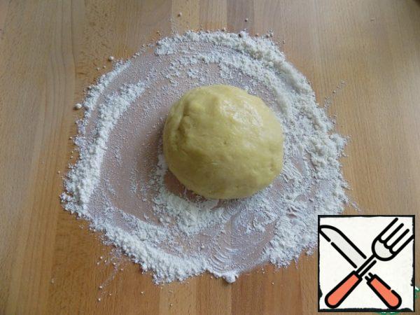 Then she put the dough on the work surface, sprinkled with flour, and began to work with her hands. Roll the dough into a ball. It's nice to work and it doesn't stick to your hands.
