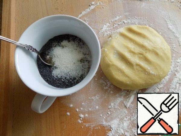 Make the filling for cookies. The poppy seeds mixed with butter and vanilla sugar. I like a lot of poppy seeds in baking. Can be take smaller, to Italian tastes.
