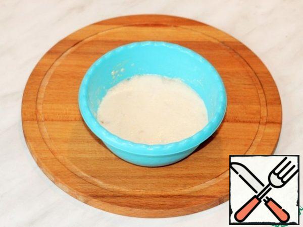 Sift flour.
Prepare the brew. 1 tbsp flour mixed with dry yeast. Add 50 ml of warm milk and 1 tbsp sugar, stir with a whisk. Put the brew in a warm place until the formation of a foam cap (20-30 minutes).