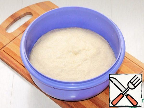 Knead the dough that has come up, cover with a towel and let it "rise" for 20-30 minutes.
