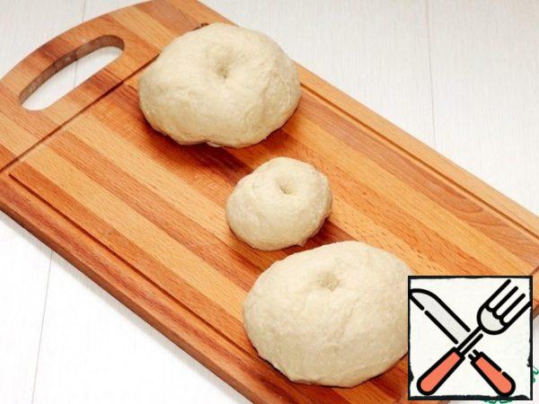 Mold (f = 26 cm) for baking pre-lay paper and oil.
Divide the dough into 2 equal parts. With each part, pinch off small pieces of dough and form a small bun. Then roll it into a thin round cake and put in a mold, grease with melted butter.