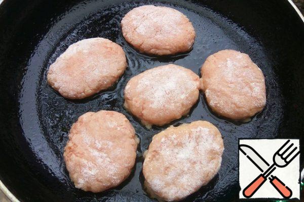 From minced meat to form cutlets, zapanirovat in flour. Fry in vegetable oil on both sides.