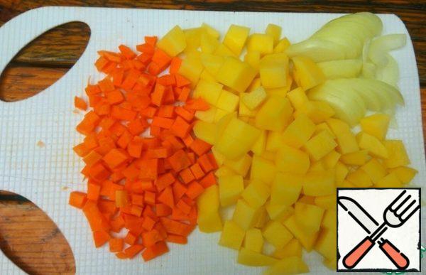 Peel carrots and potatoes, cut into cubes. Onion cut into half rings.