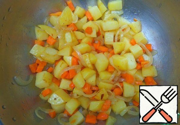 In vegetable oil, fry the vegetables separately. Put the fried vegetables in a bowl, add salt and mix.