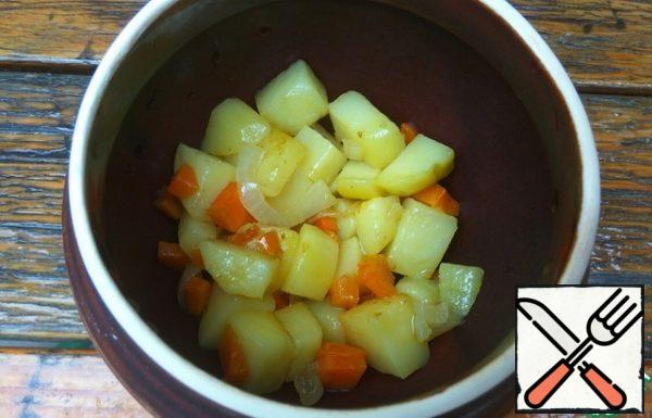 Put half of the vegetables on the bottom of the pan.
