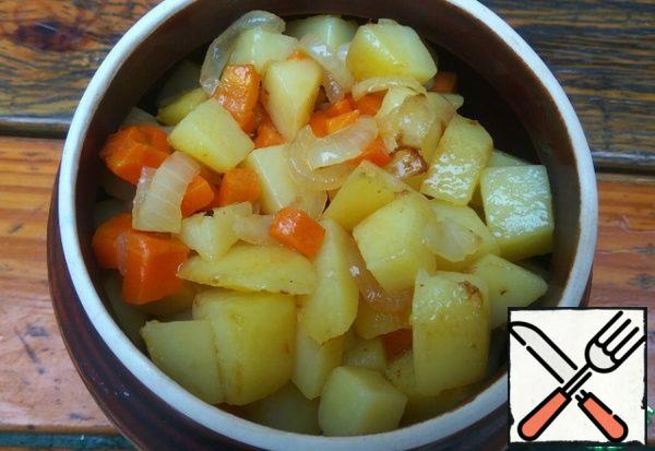 Put the remaining vegetables on the cutlets.
