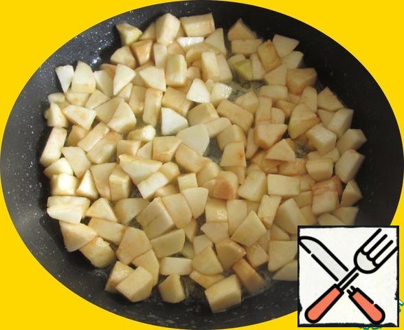 Apples peel, cut into small cubes.
In a frying pan spread the butter and pour out the sugar, put on the fire, heat until the butter melts, add the cubes of apples and stirring simmer for 10 minutes. Apples should become soft, but keep the shape. Remove from heat, transfer to a bowl and leave to cool.
Turn on the oven to heat up to 180t.