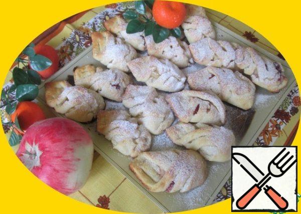 Sprinkle warm plaits with powdered sugar and invite everyone to drink tea!