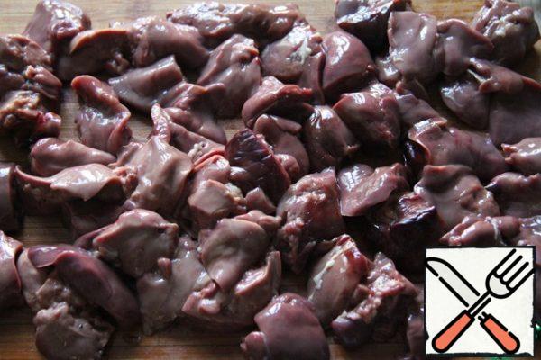 Wash the liver, cut into 2-3 pieces.
