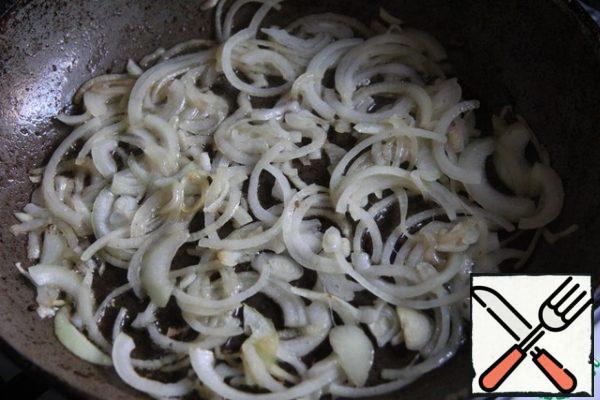 In the same oil fry onion, cut into half rings.