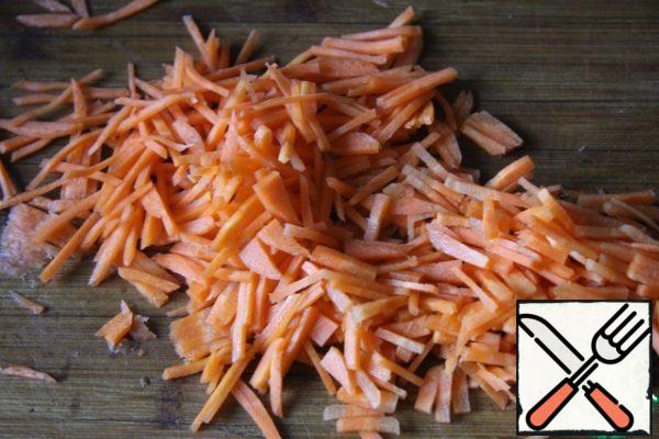 Add to onions carrots, cut into strips. Fry for 2-3 minutes.