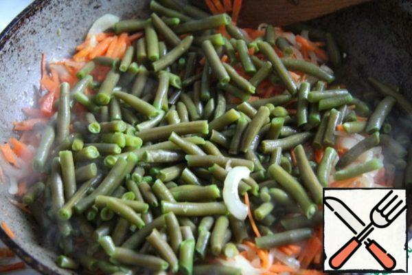 Add the green beans and warm up for another 2-3 minutes.

