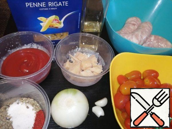 Let's start by preparing the ingredients for the sauce. To start, cut the onion into small cubes, chop the garlic with a knife, cut the sausages.
