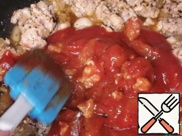 Put a deep frying pan on medium heat. Add a little vegetable oil and salt with spices, fry a little, stirring constantly, and add onion and garlic. It must be fried until golden brown, then add sausages.
