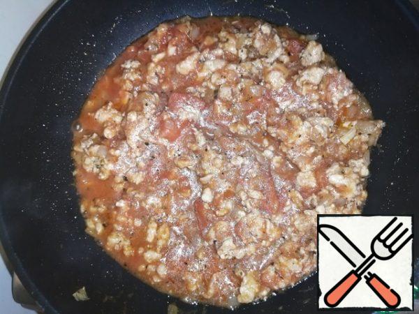 Fry for another couple of minutes and add the tomatoes, soften them with a fork and mix with the ingredients. then add the tomato paste and half a glass of wine, mix everything and let it brew a little to evaporate the alcohol and give the sauce a thicker look.