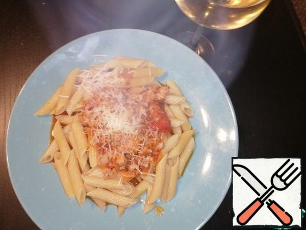 At the same time, we put a frying pan for pasta. It is better to take a short paste, and farfale, feathers, penne will do. Boil the pasta in salted water until al dente.
Put the pasta on a plate, then pour over the sauce, rub the parmesan on top. Our dish is ready. Bon appetit to everyone.