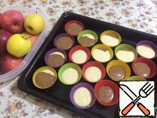 Spread the dough in cupcake molds, I usually use small ones. If they are silicone, then you do not need to lubricate anything. In each mold, put a tablespoon of light dough, and a spoon of dark. Fill approximately 2/3 of the volume.