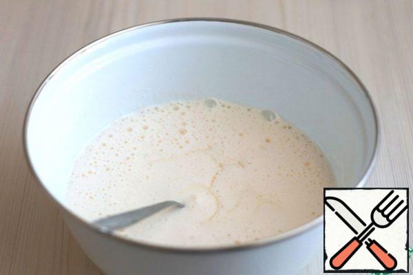 Whisk the mixture until white. Add coconut oil and honey (100 gr.). Beat well again.
