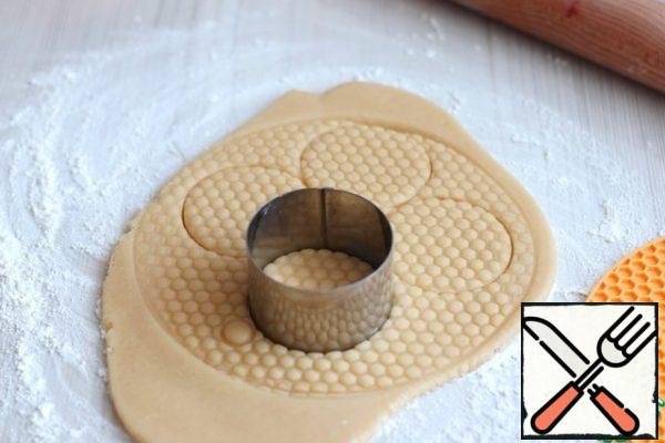 To make a relief pattern in the form of honeycombs, you can use a silicone stand for hot, as in my case, or you can simply roll the dough into a layer 4-6 mm thick and cut cookies in the form of various figures with the help of cuttings for cooking cookies.
