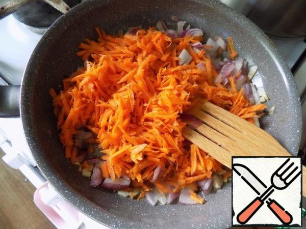 Spread the carrots. Fry a little more for a couple of minutes. Stir.