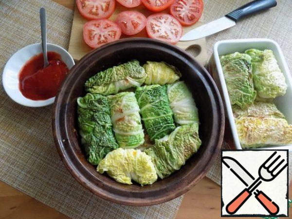 On one layer of cabbage rolls we spread as many cabbage rolls as will fit. I put the rest of the semi-finished cabbage rolls in a ceramic mold, cover it with a lid from the mold and put it in the refrigerator. I'll cook them tomorrow. You can take a big shape. That's enough for the two of us for today.
