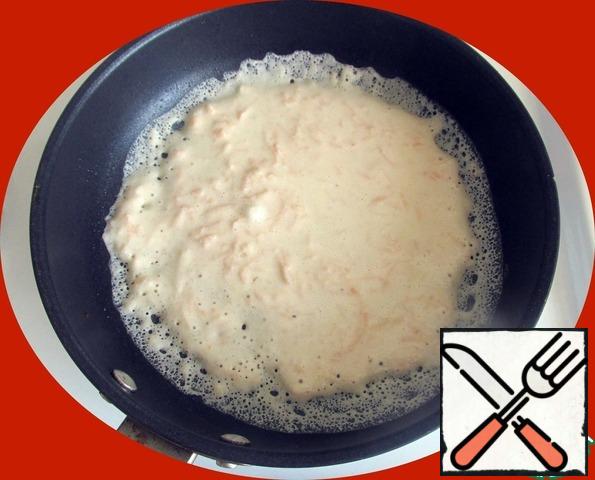 Preheated pan (18-20 cm in diameter) brush with vegetable oil, pour 50-60 ml of dough (3-4 tbsp.), tilting the pan from side to side, distribute the dough over the entire surface of the bottom and bake on medium heat until bubbles appear on the surface.