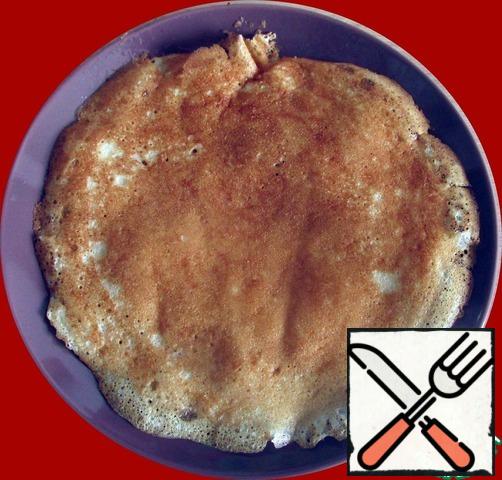 Gently turn the pancakes with a spatula, bake for another 30 seconds and remove from the pan on a plate.