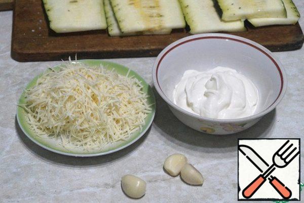 Prepare the filling: grate cheese on a fine grater, add chopped garlic, mayonnaise.