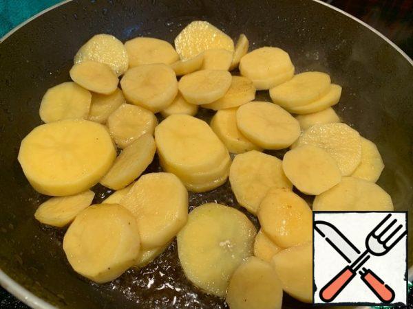 Cut the potatoes and fry in the same pan where the duck was fried. Salt.