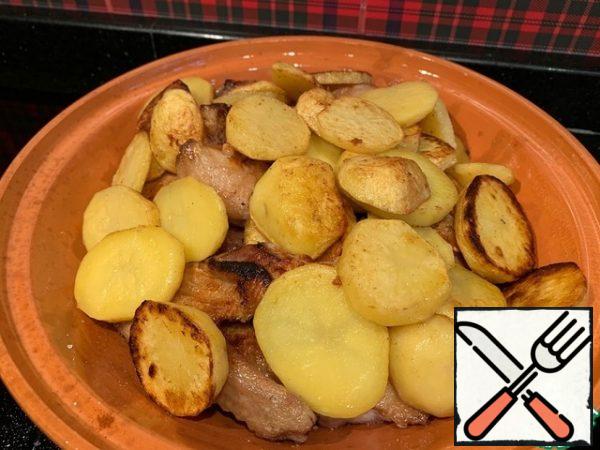 Put the potatoes to the duck.