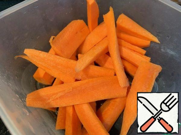 Cut the carrots into thin strips. Put the carrots in the pan, season with pepper, cinnamon and star anise, add brown sugar and the juice of half an orange.