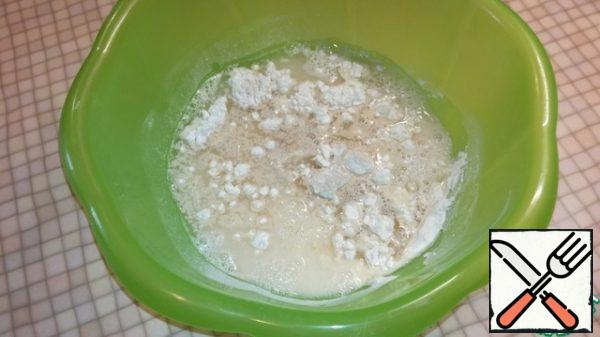 Mix half of the sifted flour (200 g) with yeast, sugar and warm water. Leave it on for 30 minutes. This will be our leaven.
