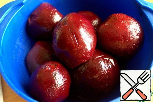 Boil the beetroot or bake it in foil, prick it with a toothpick, sprinkle with oil.
