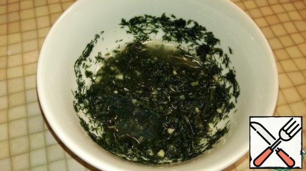 Finely cut the herbs and garlic, pour into a deep bowl and pour the vegetable oil, salt to taste. Stir.