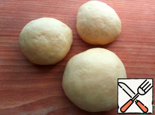 Dough divide on 3 parts of: one lot more and 2 smaller size.