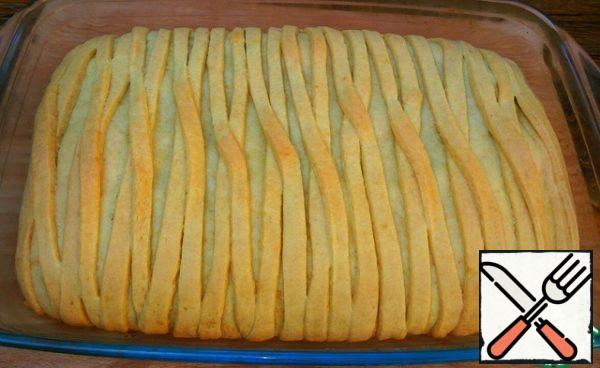 Bake the pie in a preheated 180 degree oven for about 40 minutes until golden brown. Focus on your oven.
The finished cake is allowed to cool completely and only after that it can be cut. If desired, you can sprinkle with powdered sugar.
