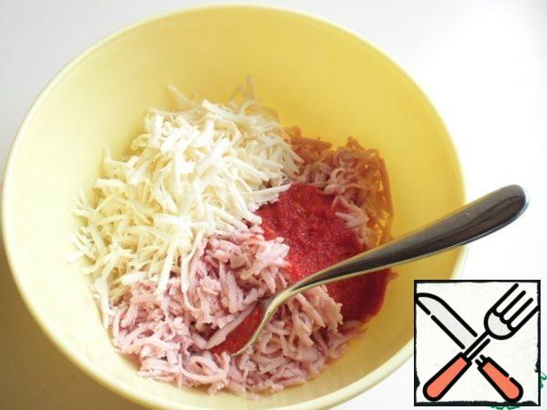 Prepare the second filling.
Grate the mozzarella and sausage "coarsely".
Add the prepared pepper.
Mix it all together.
